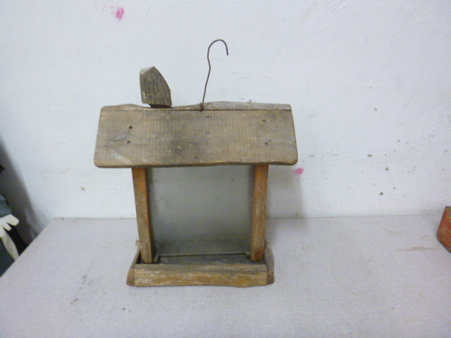 lot 23 image: Bird Feeder
