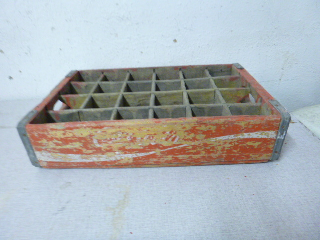 lot 25 image: Coca-Cola Crate