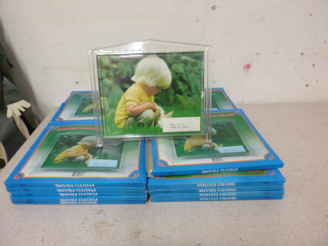 lot 43 image: 20 Photo Frames