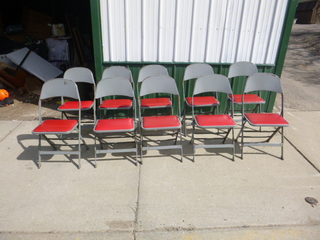 lot 73 image: 10 Metal Folding Chairs