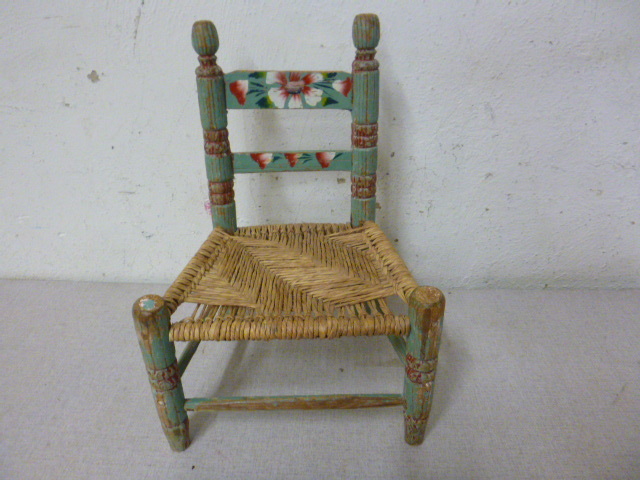 lot 102 image: Vintage Childs Chair
