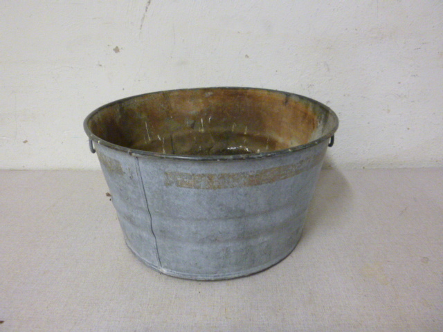 lot 103 image: Old Wash Tub