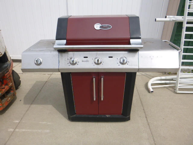lot 142 image: Char-Broil Gas Grill