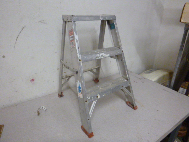lot 172 image: Aluminum Step Ladder