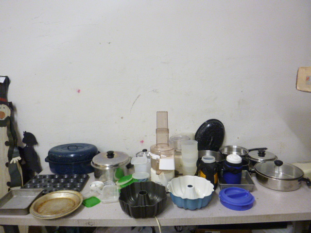 lot 187 image: Miscellaneous Bakeware and Kitchen Items