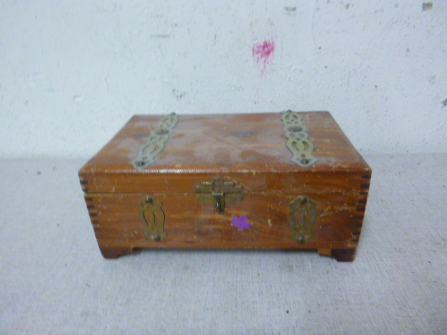 lot 227 image: Vintage Keepsake Box