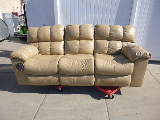 lot 1 image: New Leather  Couch