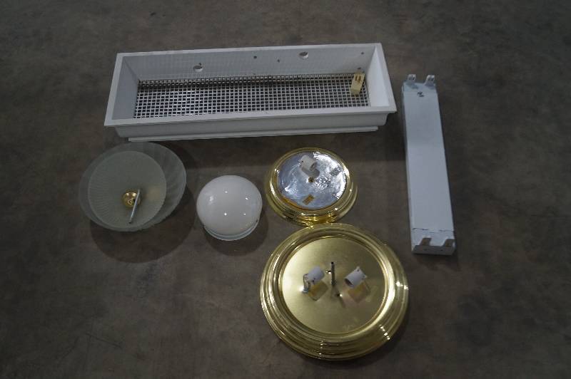 lot 48 image: Light Fixtures