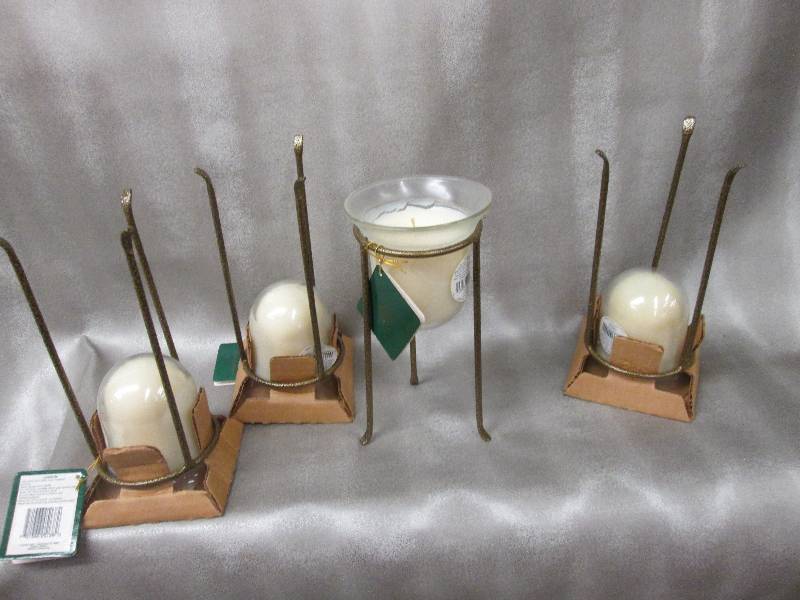 lot 73 image: Lot of 4 White Gardenia fragranced ...