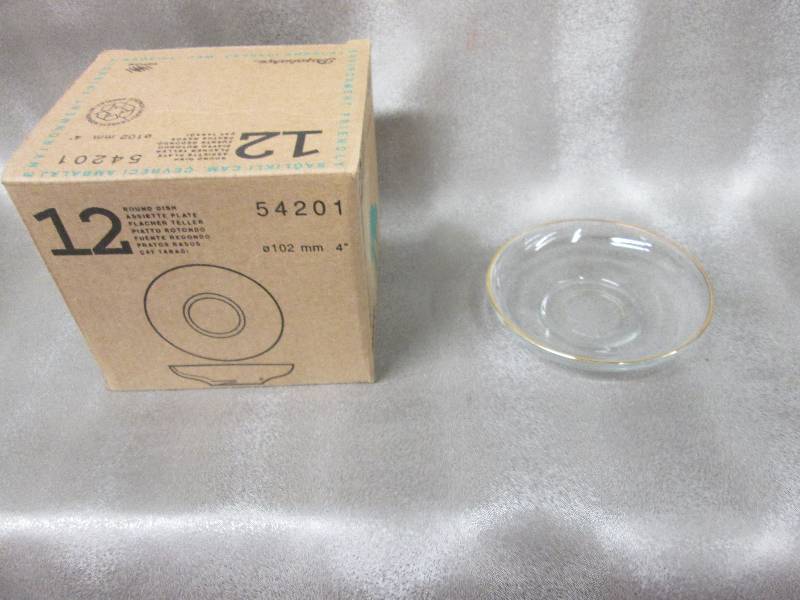 lot 88 image: Set of 12 clear glass with gold gil...