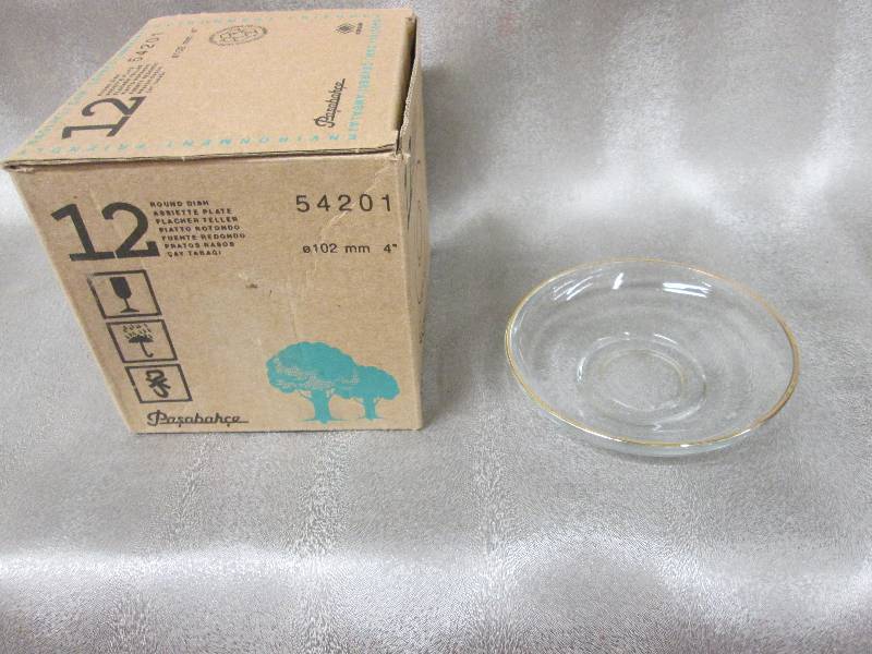 lot 93 image: Set of 12 clear glass with gold gil...