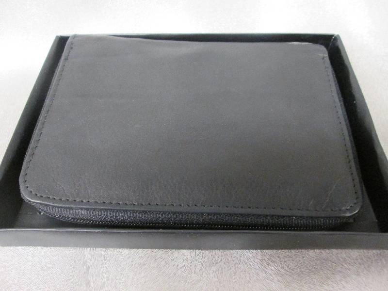 lot 116 image: Bacci Genuine Leather Black Zip Bil...