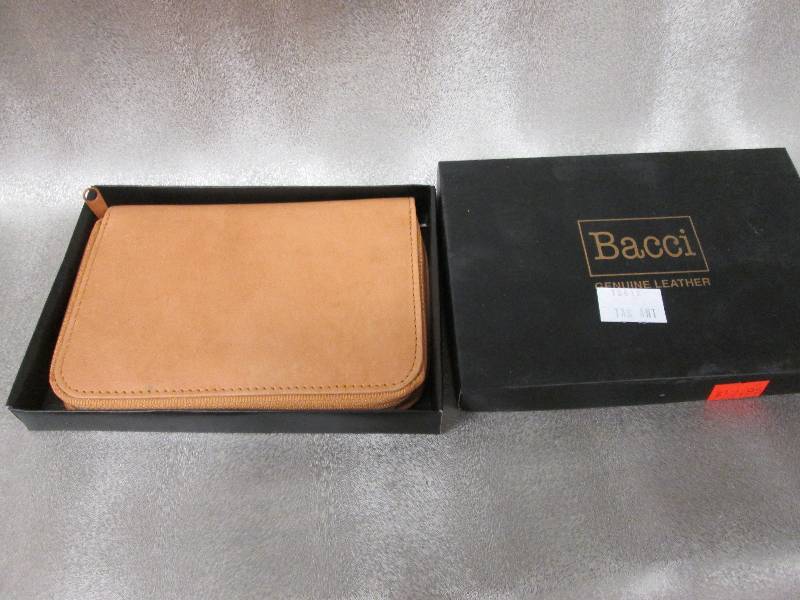 lot 118 image: Bacci Genuine Leather Tan Zip Billf...