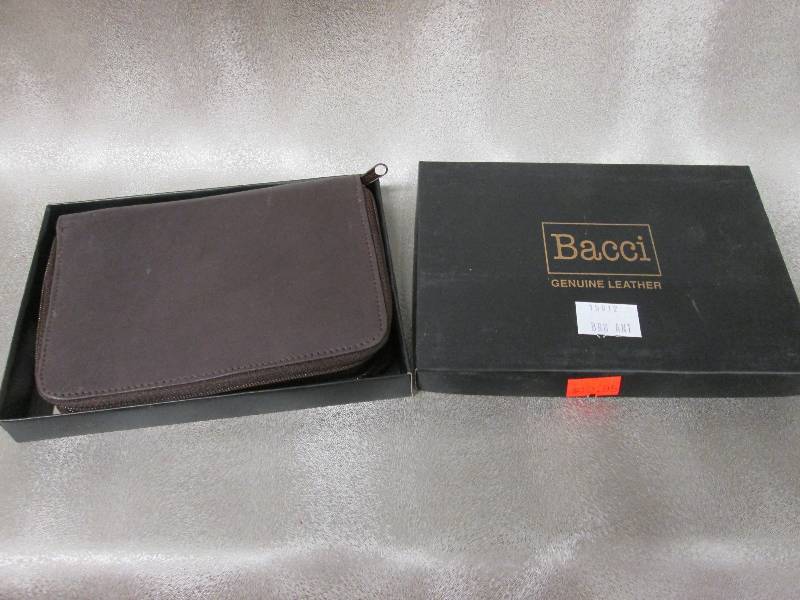 lot 123 image: Bacci Genuine Leather Brown Zip Bil...