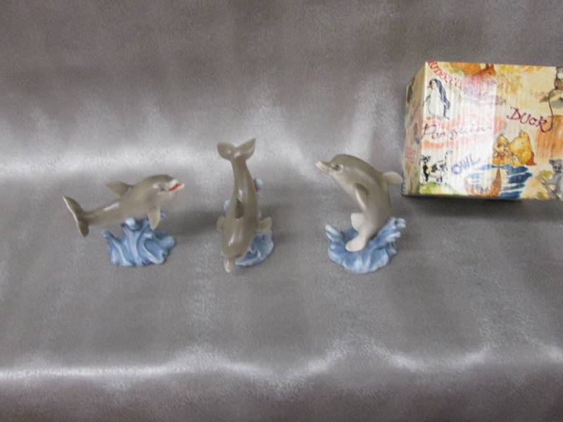 lot 197 image: Set of 3 Dolphin figurines in gift ...