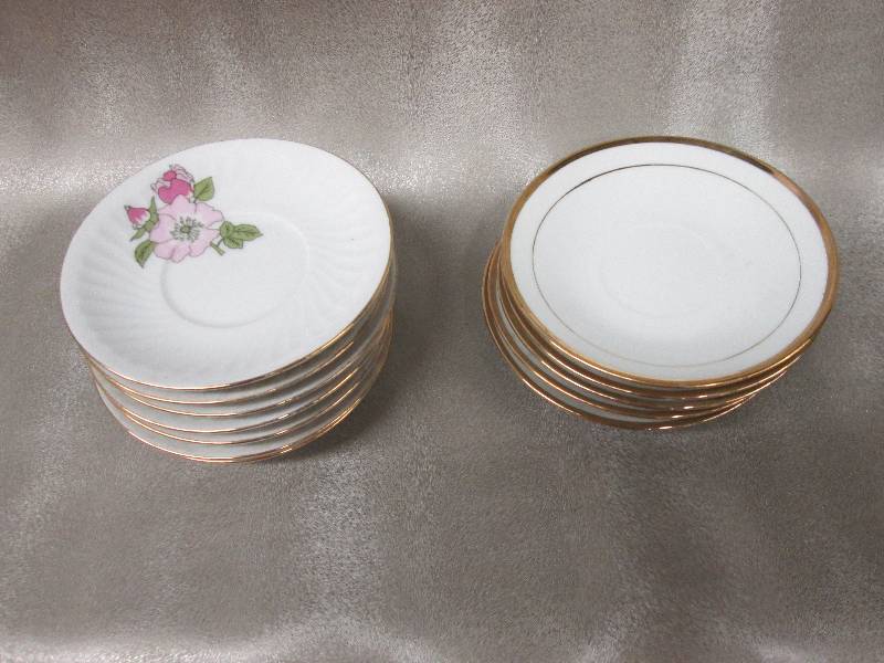 lot 204 image: 7 flower patterned and 5 plain whit...