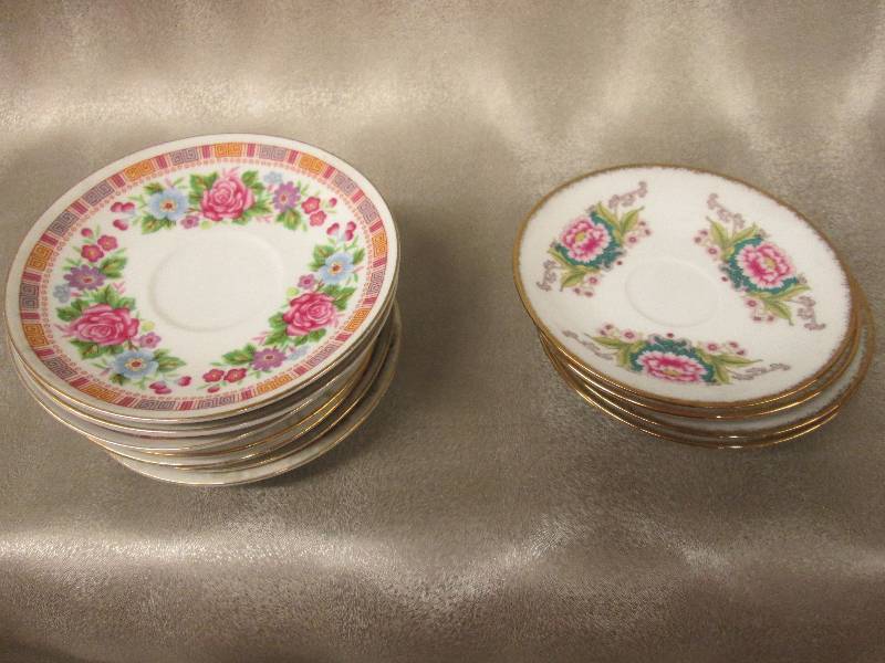 lot 205 image: 7 rose patterned and 5 flower china...