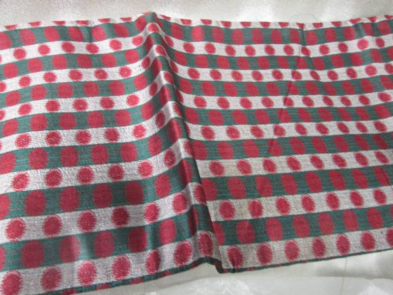 lot 259 image: Heavy greenred patterned fabric ya...