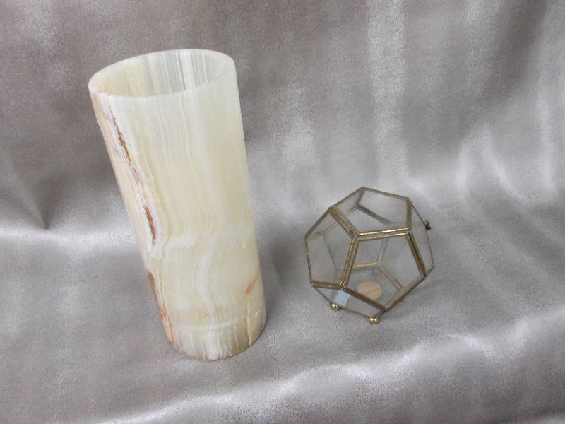 lot 283 image: Marbley pillar candle holder, Dco...