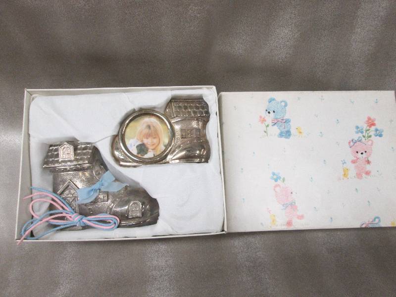 lot 300 image: Baby Gift Shoe bank and photo fram...