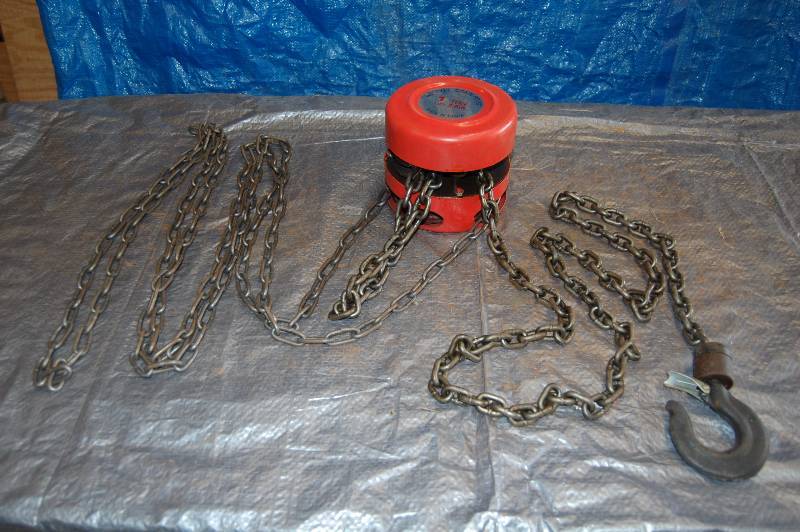 lot 32 image: Chain Hoist