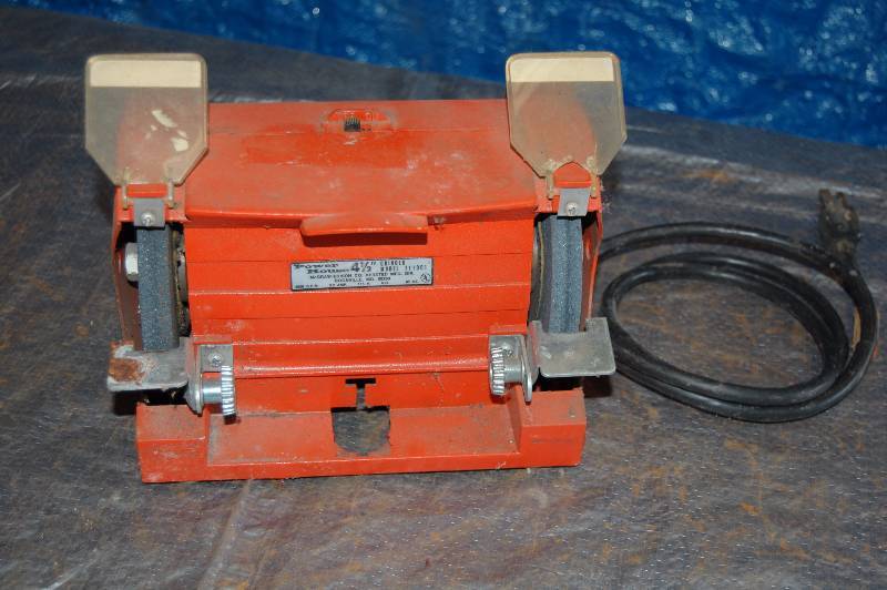 lot 42 image: Small Bench Grinder