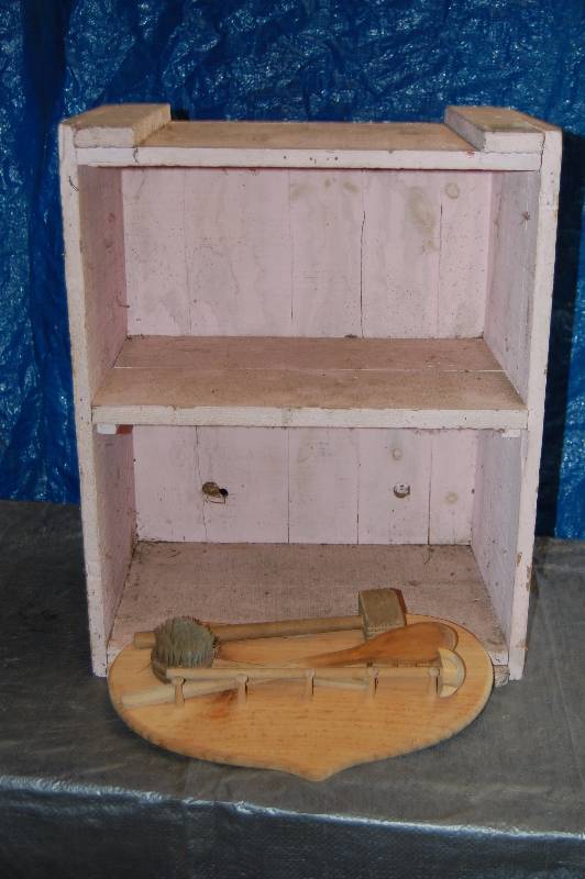 lot 136 image: Small Shelf and Home Dcor