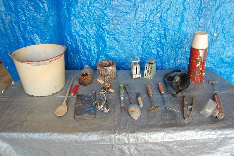 lot 169 image: Misc Vintage Housewares
