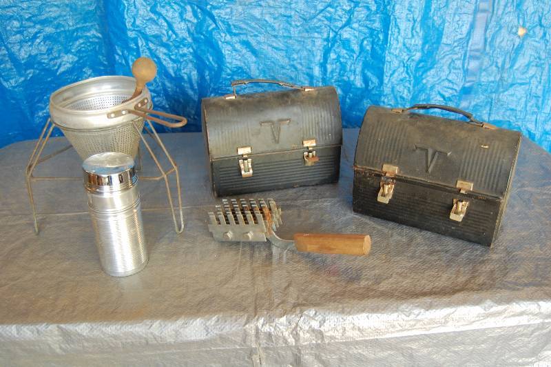 lot 181 image: Misc Vintage Housewares