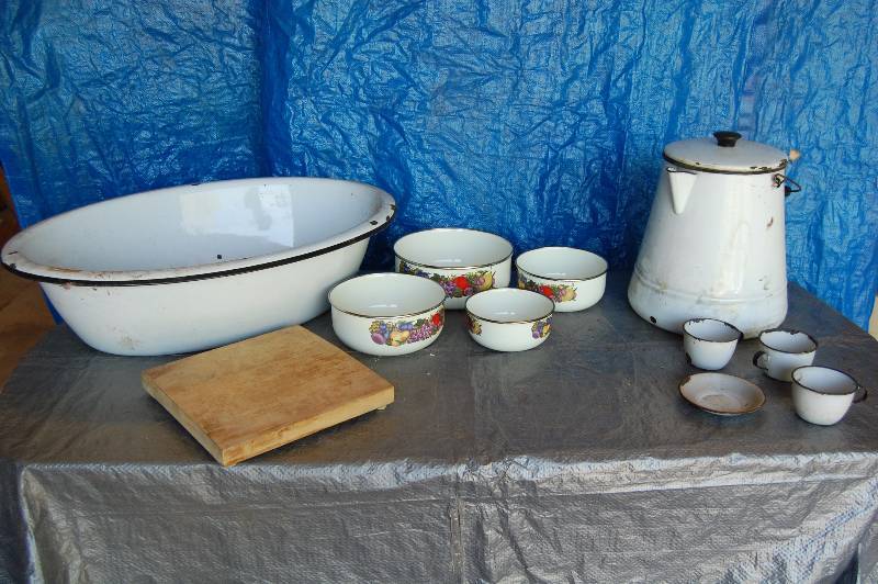 lot 189 image: Vintage Enamel Housewares