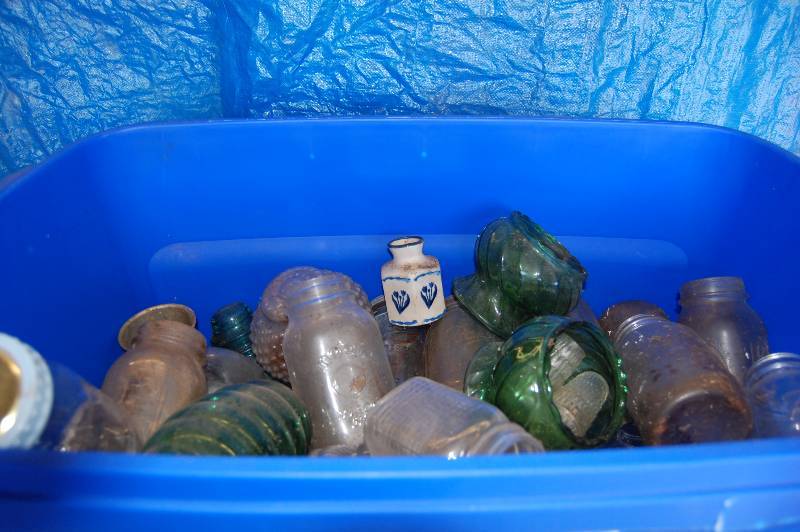 lot 195 image: Plastic Bin of Misc Mason Jars