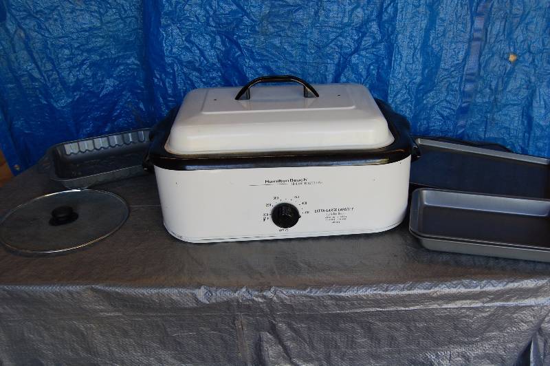 lot 202 image: Roaster and Kitchenware