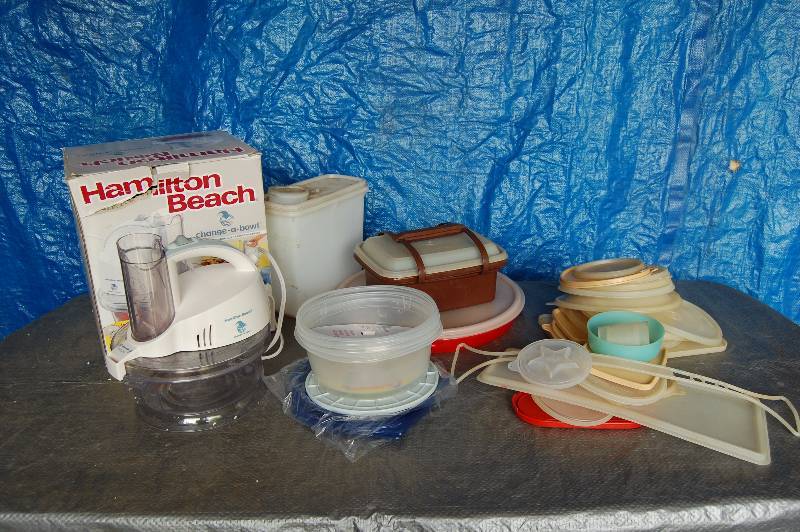 lot 226 image: Tupperware & Hamilton Beach Shredder