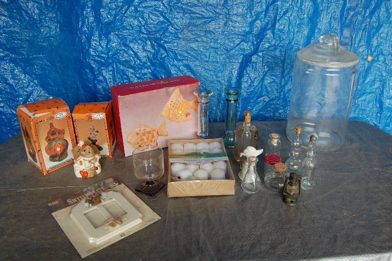 lot 243 image: Miscellaneous Housewares