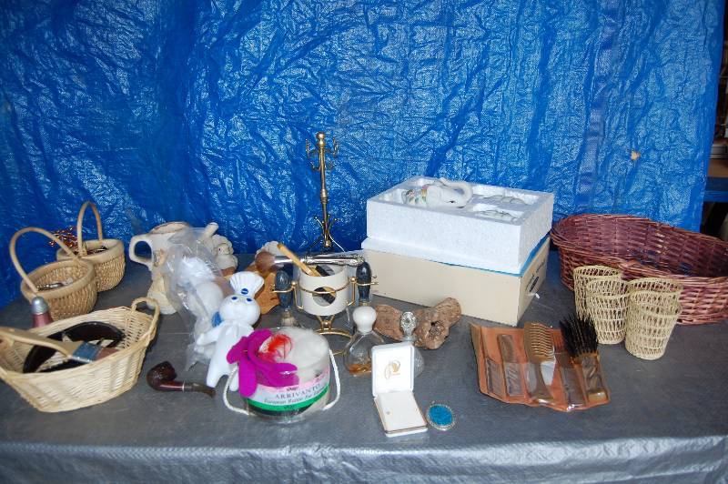 lot 258 image: Assorted Lot of Home Dcor