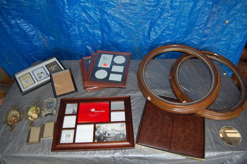 lot 259 image: Picture Frames