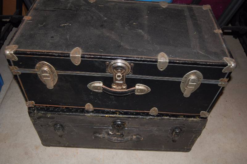 lot 263 image: Trunks