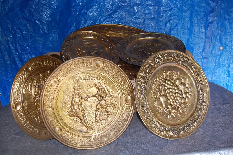 lot 282 image: Huge Assortment of Decorative Tin Plates
