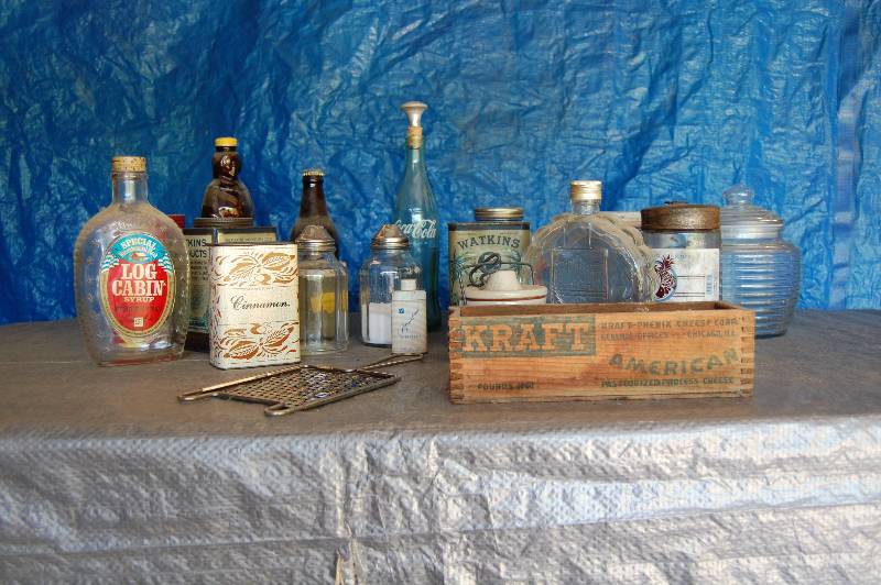 lot 292 image: Bottles and Tins