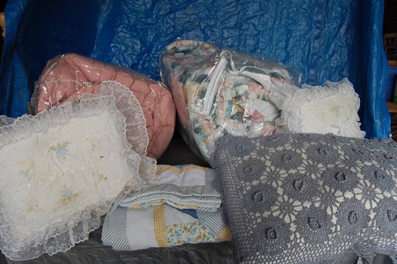 lot 302 image: Comforters