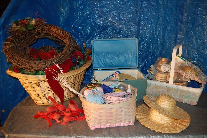lot 317 image: Crafting Supplies