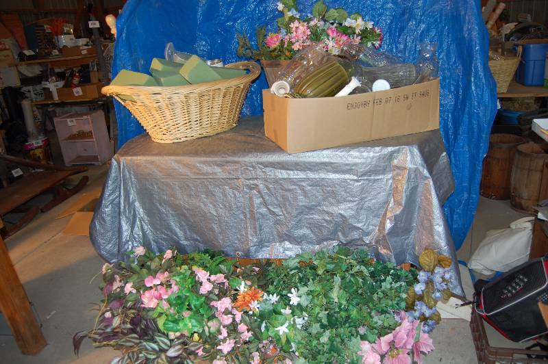 lot 319 image: Floral Crafting Lot