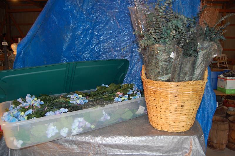 lot 320 image: Floral Crafting Lot