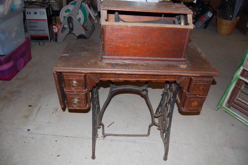 lot 338 image: Vintage Singer Sewing Machine