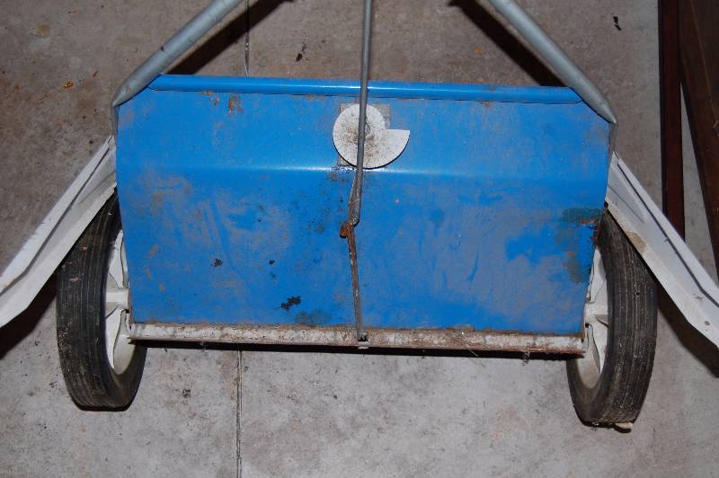 lot 340 image: Lawn Spreaders