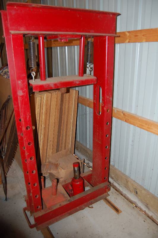 lot 341 image: Large Bottle Jack Press