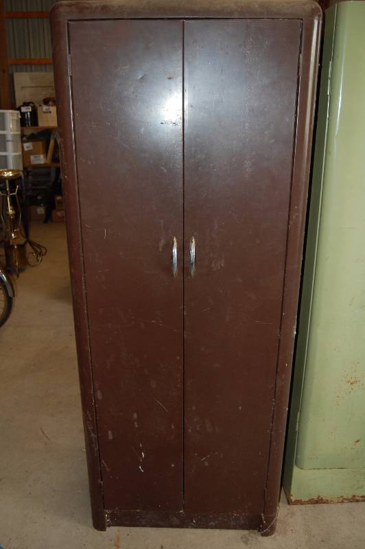 lot 354 image: Brown Metal Garage Cabinet