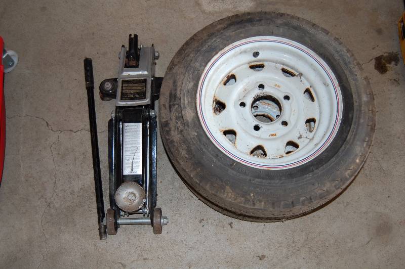 lot 360 image: Hydraulic Floor Jack and Tires