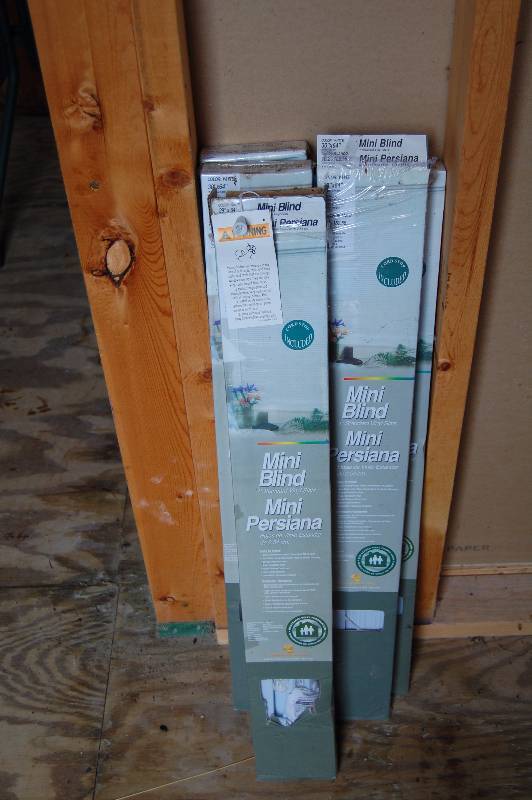 lot 403 image: Mini Blinds