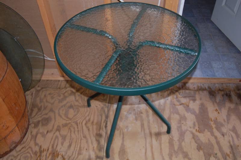 lot 404 image: Outdoor Table
